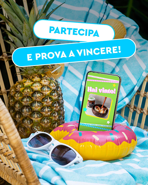 smartphone con fotografia vincitrice in una ciambella gonfiabile. sfondo con ananas, telo mare azzurro e occhiali da sole. testo: partecipa e prova a vincere