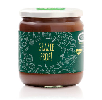 vasetto di crema senza latte con etichetta speciale grazie prof con disegni di oggetti scolastici stile gessetto su sfondo verde scuro